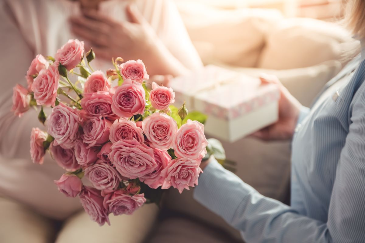 5 buchete de flori pentru zi de nastere si idei de mesaje pentru sarbatoriti