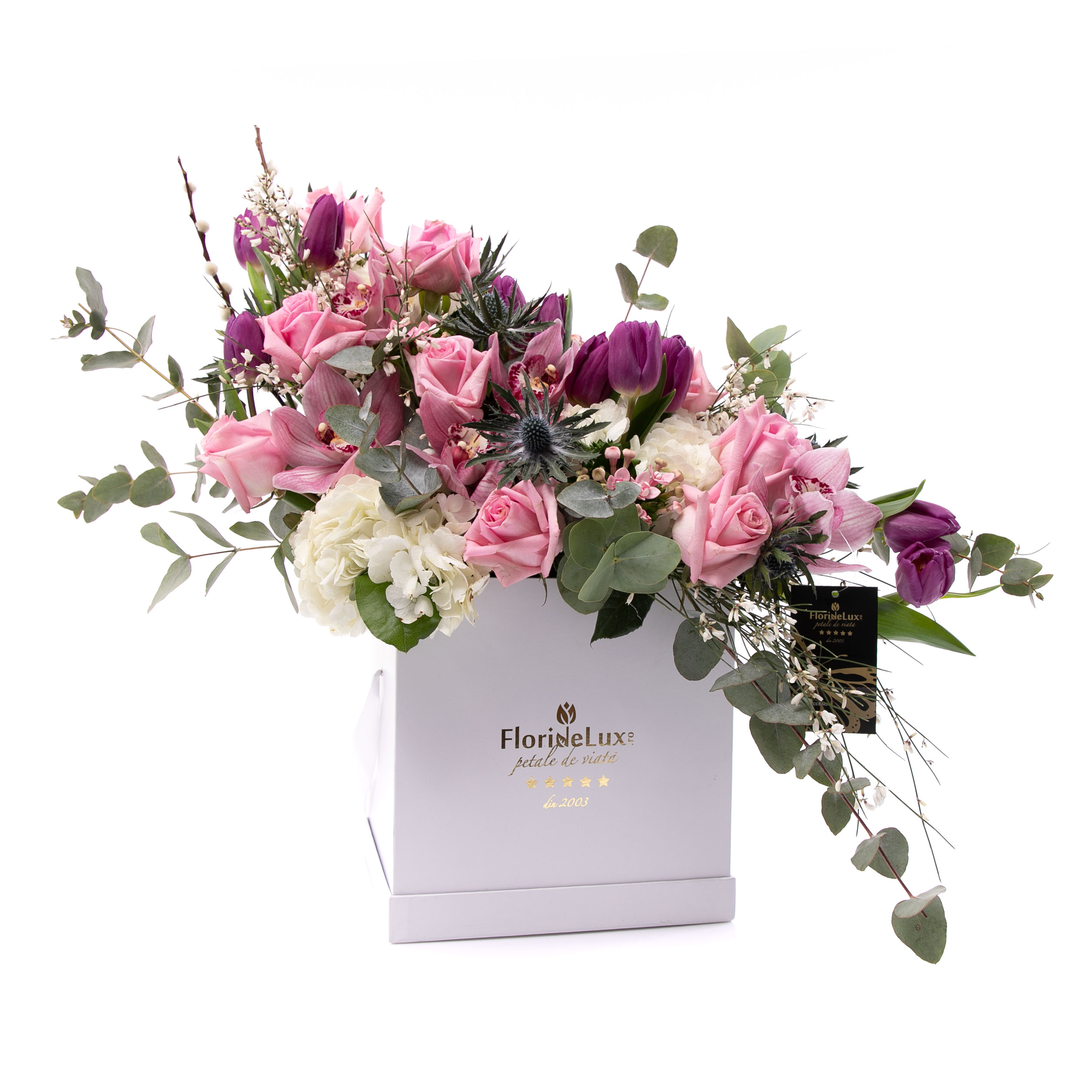 Aranjament flori roz in cutie patrata alba