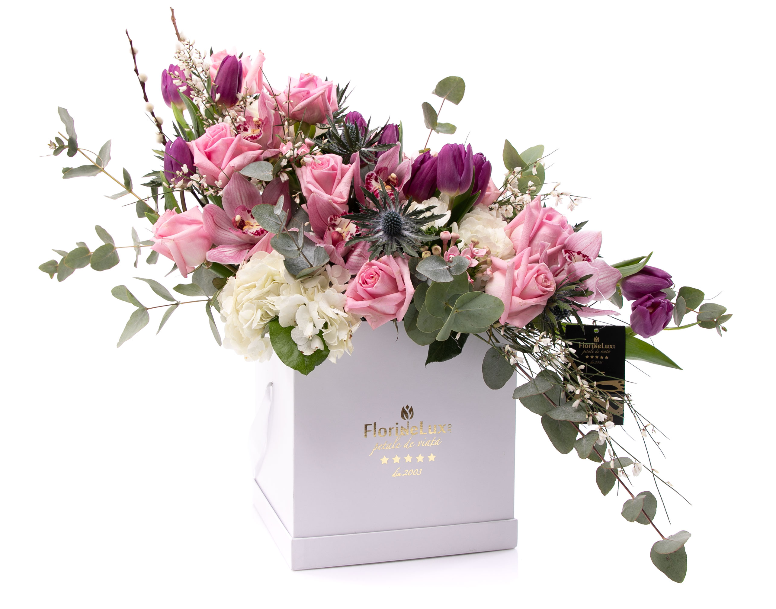 Aranjament flori roz in cutie patrata alba