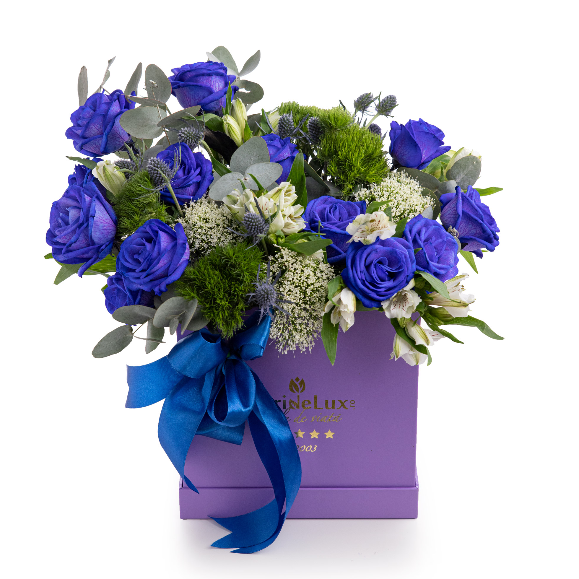 Aranjament trandafiri albastri in cutie mov
