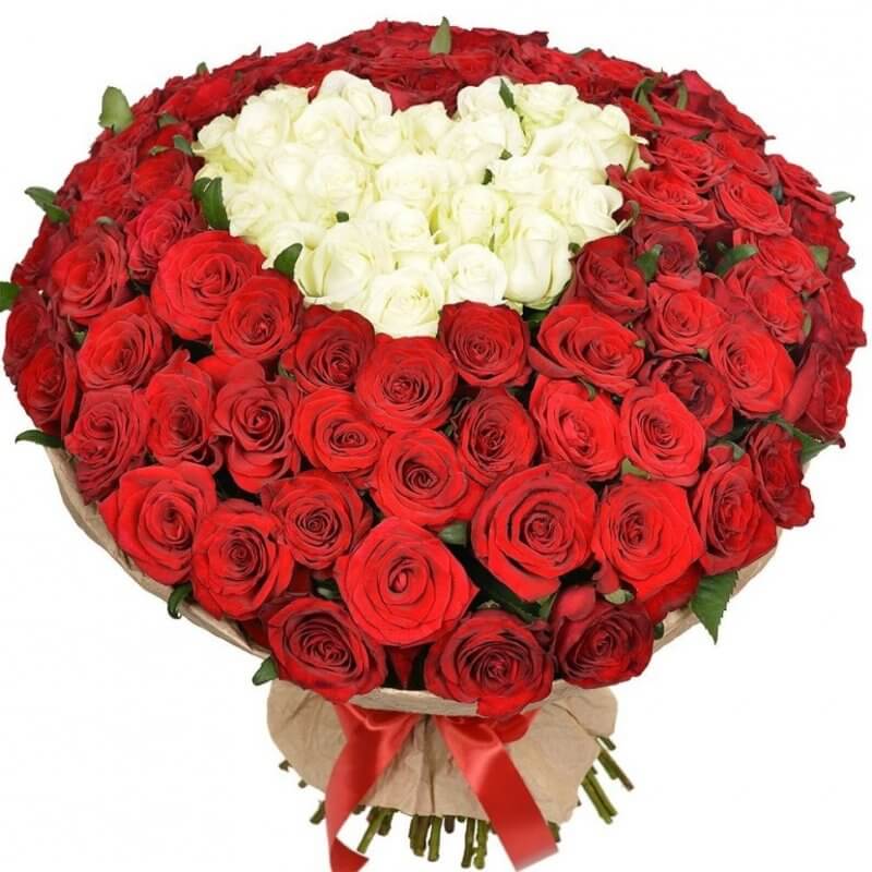 buchet 101 trandafiri rosii si albi; trandafirii albi sunt dispusi in forma de inimioara