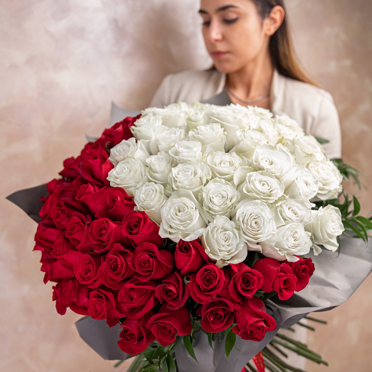 Buchet 101 trandafiri rosii si albi 