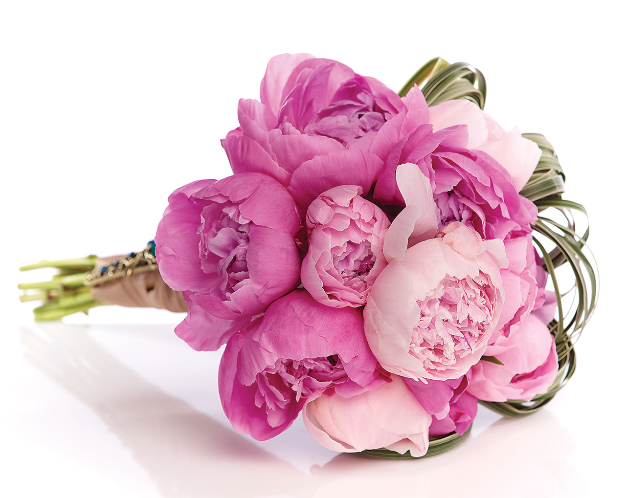Buchet de mireasa bujori roz romantici
