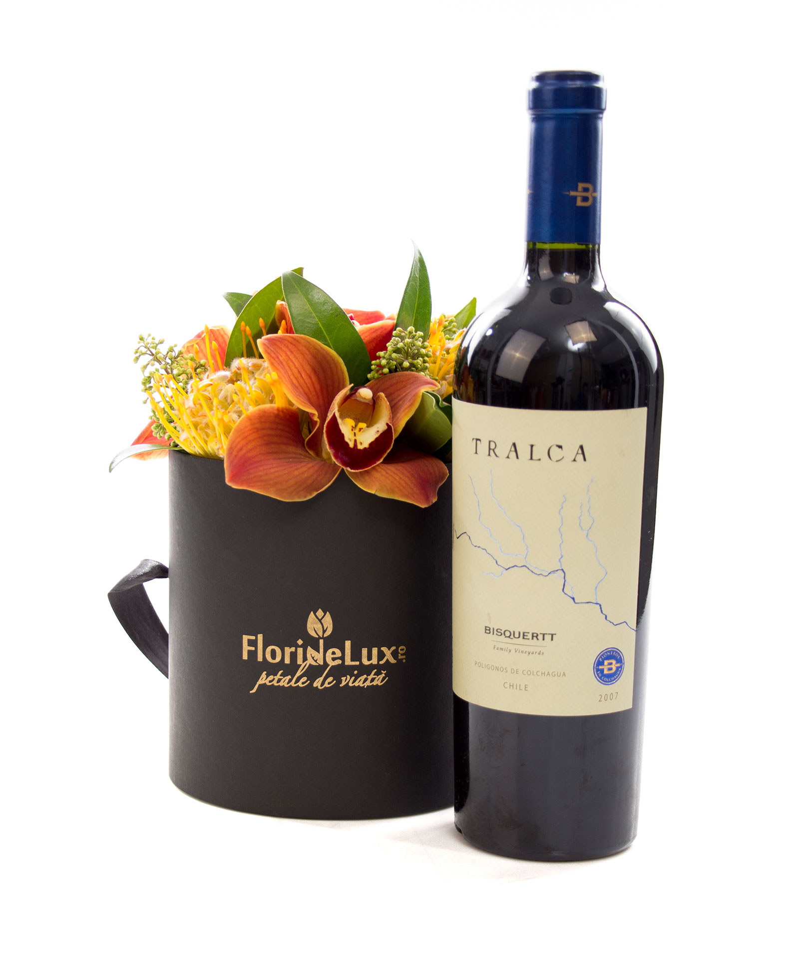 Cutie de lux cu flori exotice si vin Tralca - cele mai frumoase cadou uimesc prin originalitate si eleganta. Iar aceasta cutie neagra cu auriu plina cu flori exotice rare face exact aceasta impresie! Desigur, cadoul este completat de o sticla de vin 