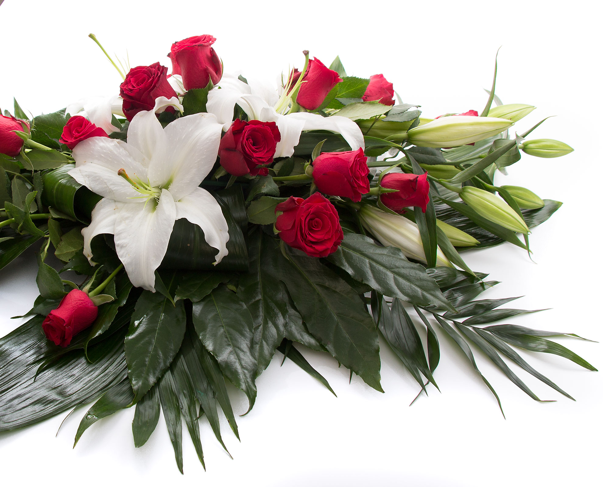 Jerba funerara trandafiri rosii si crini albi