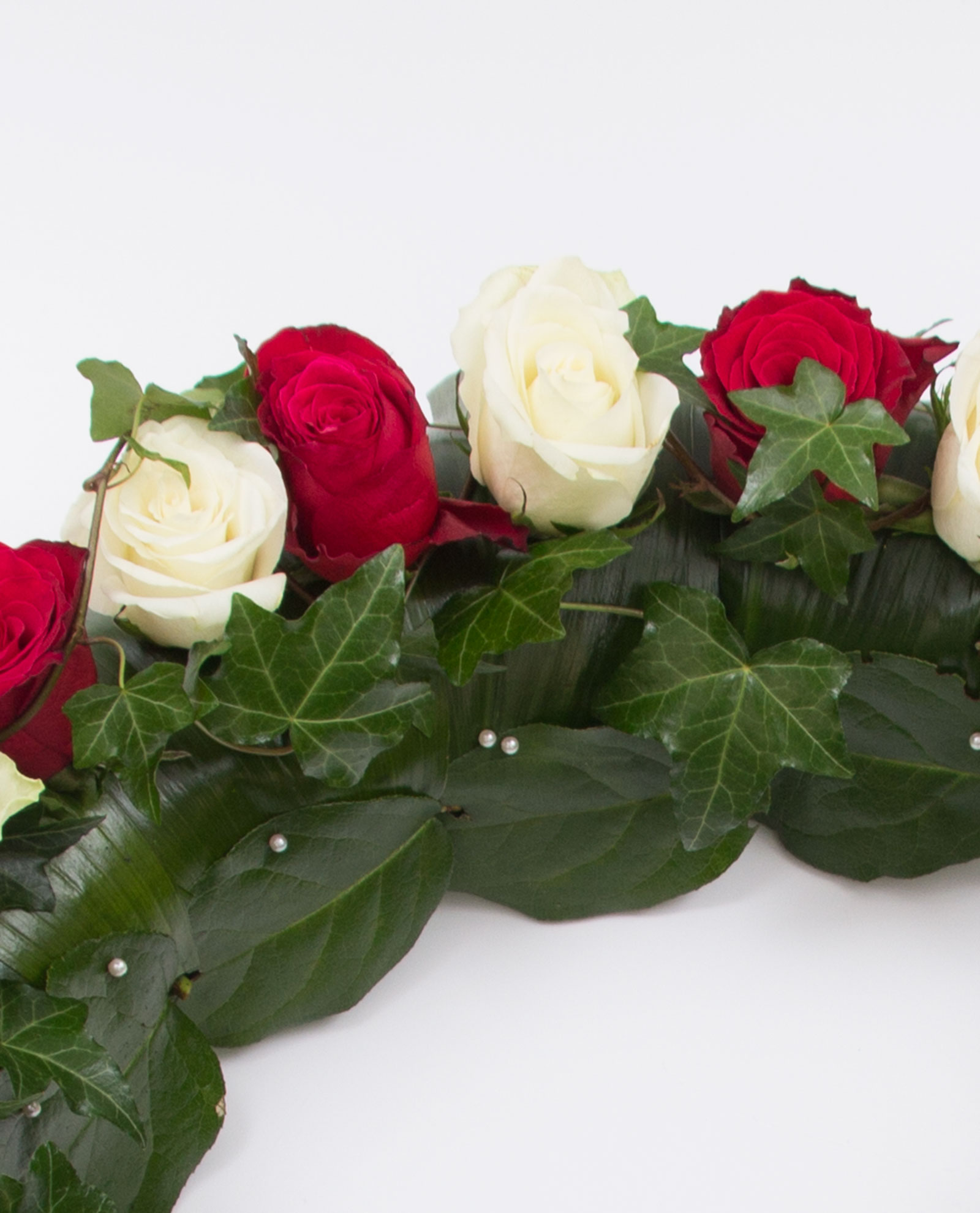 Coroana funerara speciala trandafiri si anthurium