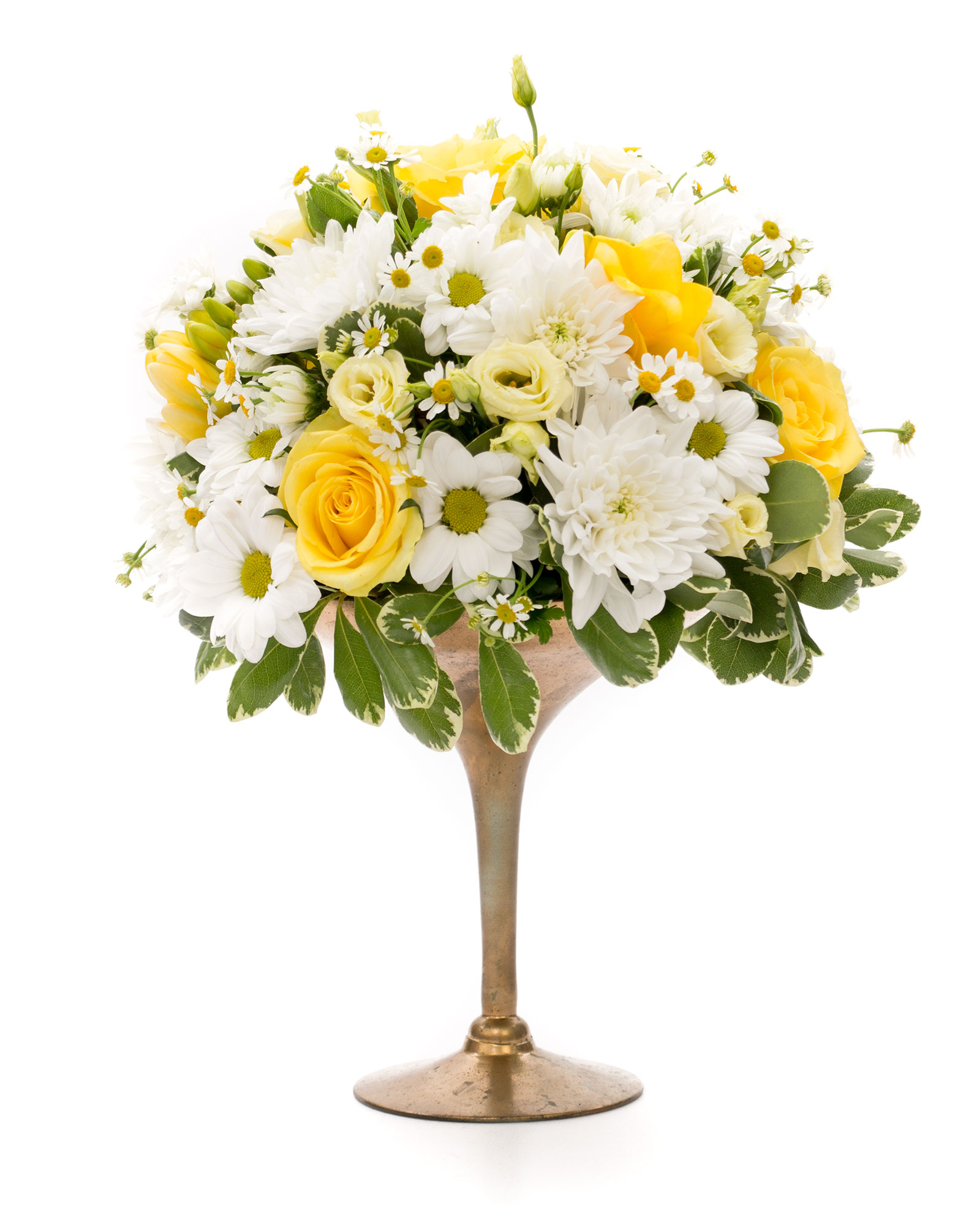 Aranjament nunta cupa aurita cu flori vesele 