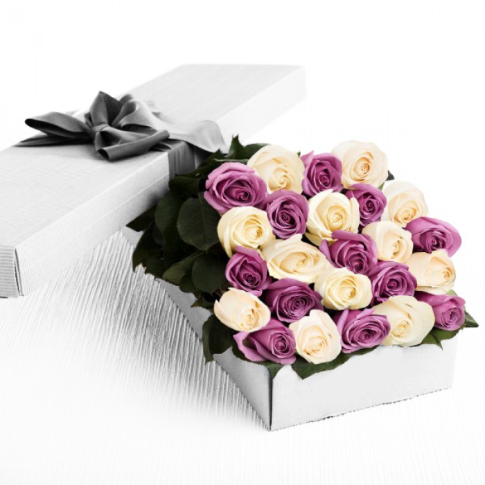 Trandafiri albi si mov in cutie de lux