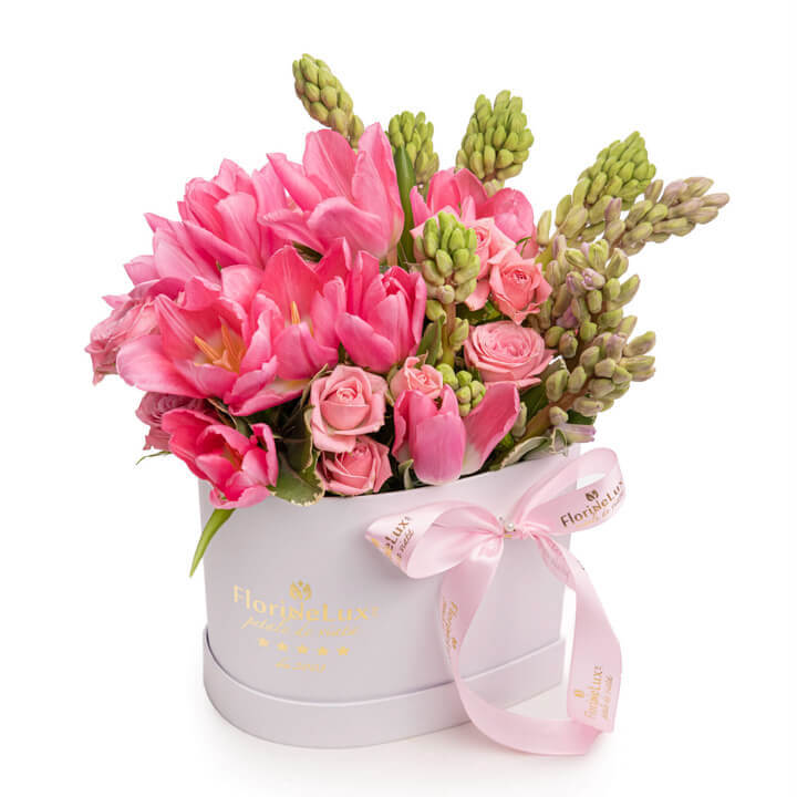 Aranjament floral cutie cu zambile, lalele si minirosa
