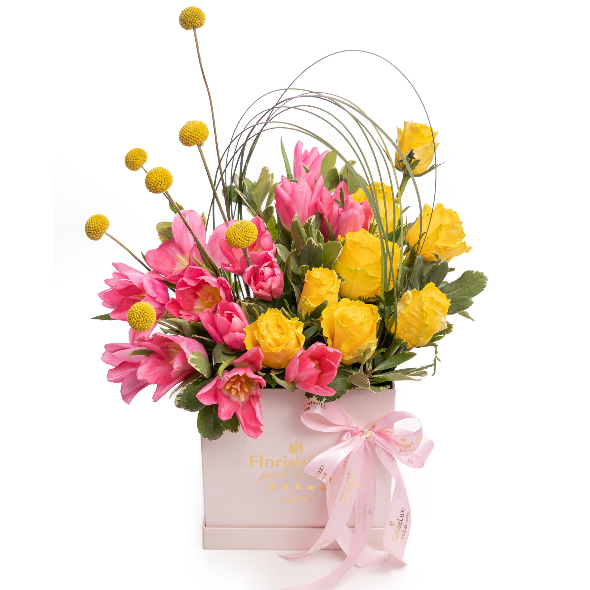 Aranjament floral cu trandafiri galbeni si lalele roz Aranjament