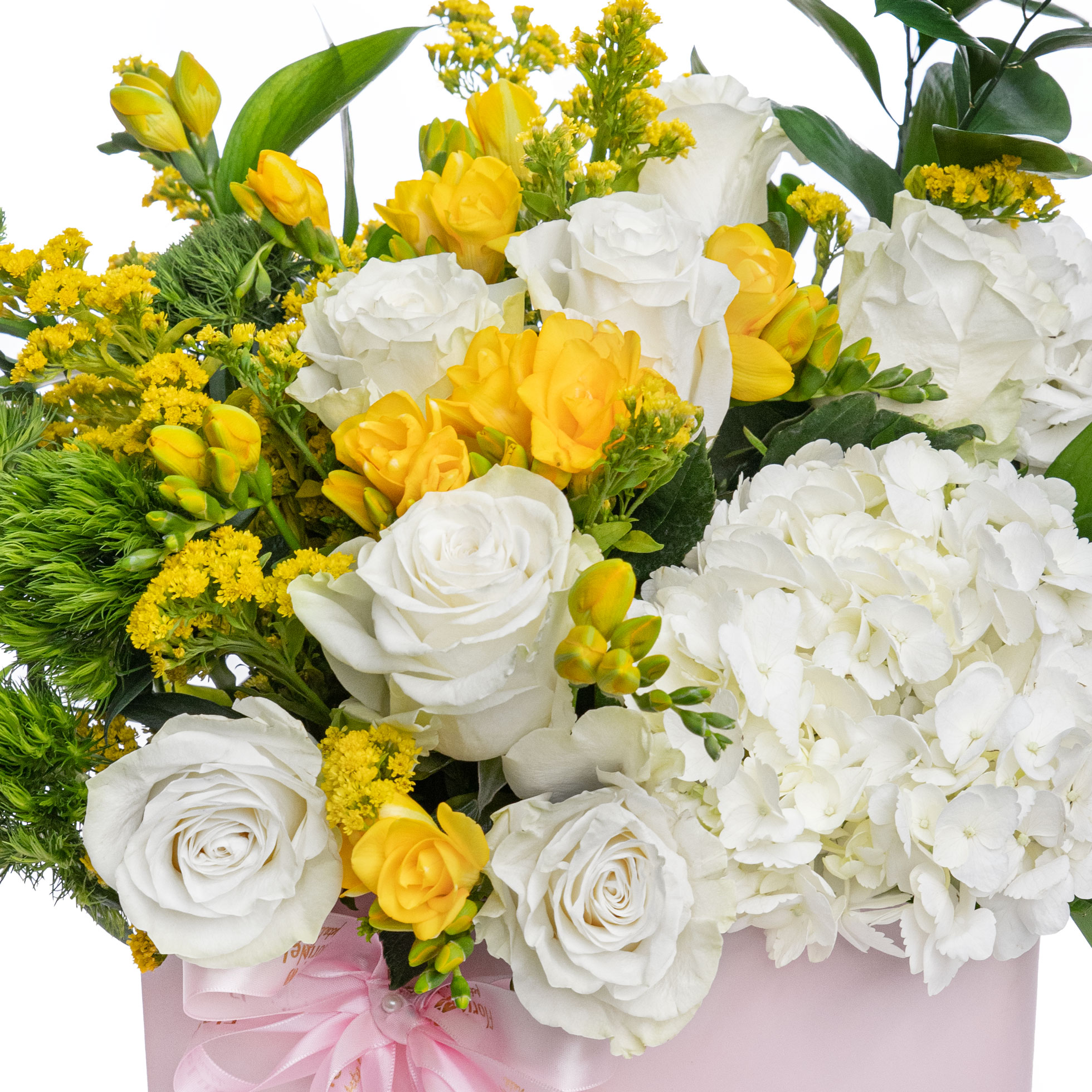Aranjament floral cutie cu trandafiri, frezii si garoafe verzi