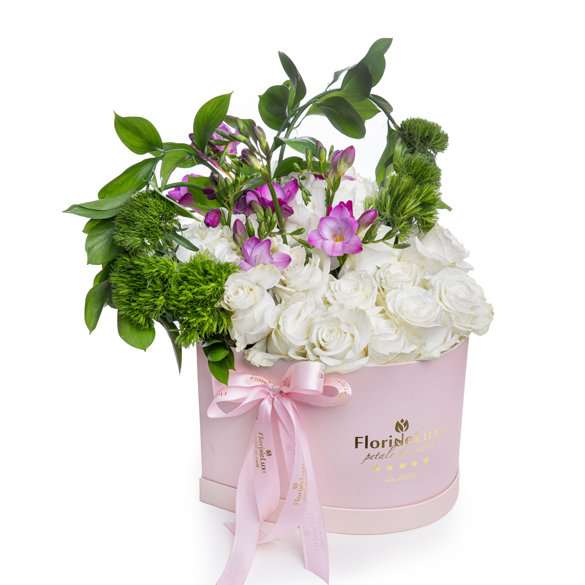 Aranjament floral cutie cu trandafiri, frezii, hortensii si garoafe verzi