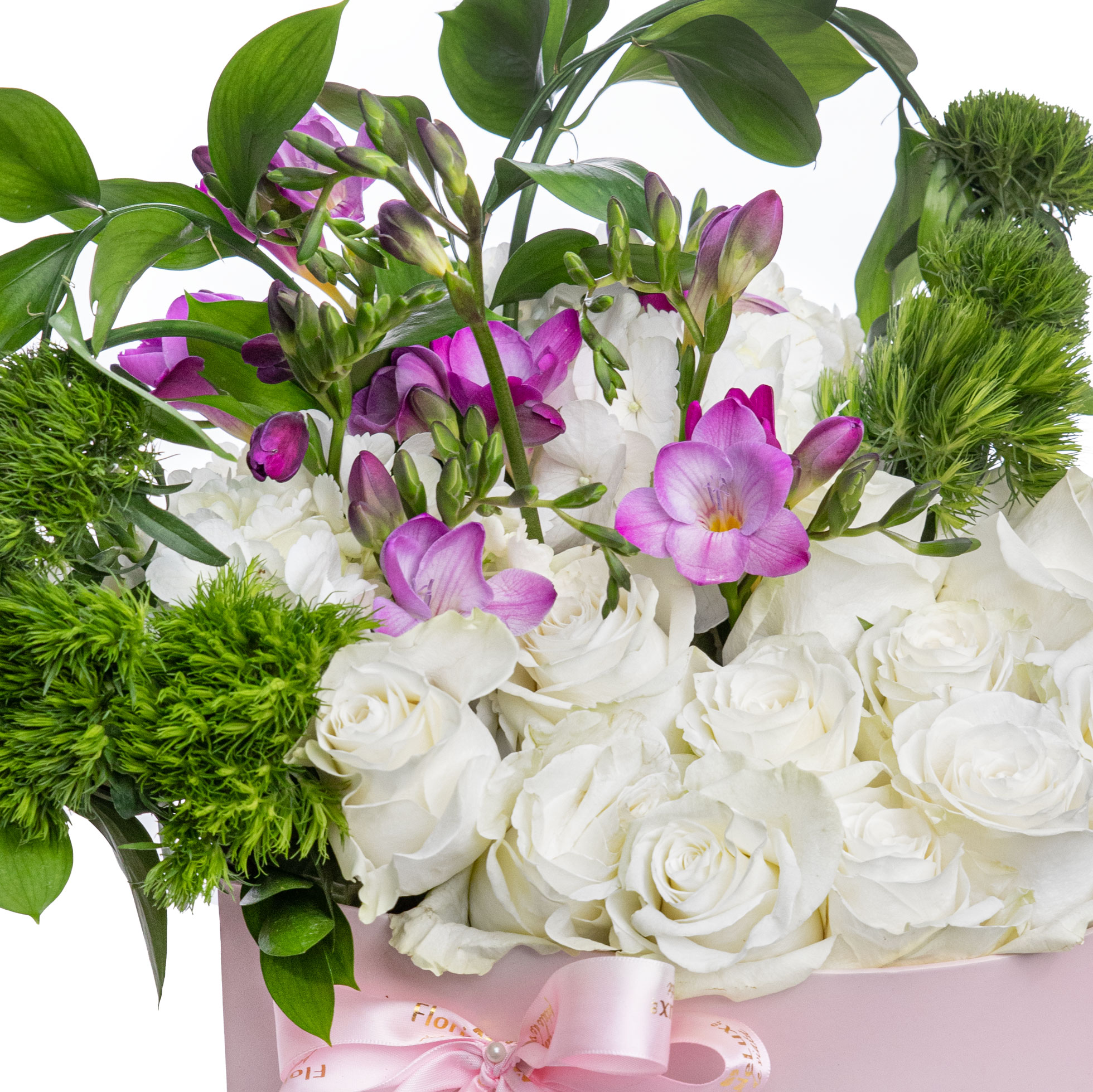 Aranjament floral cutie cu trandafiri, frezii, hortensii si garoafe verzi
