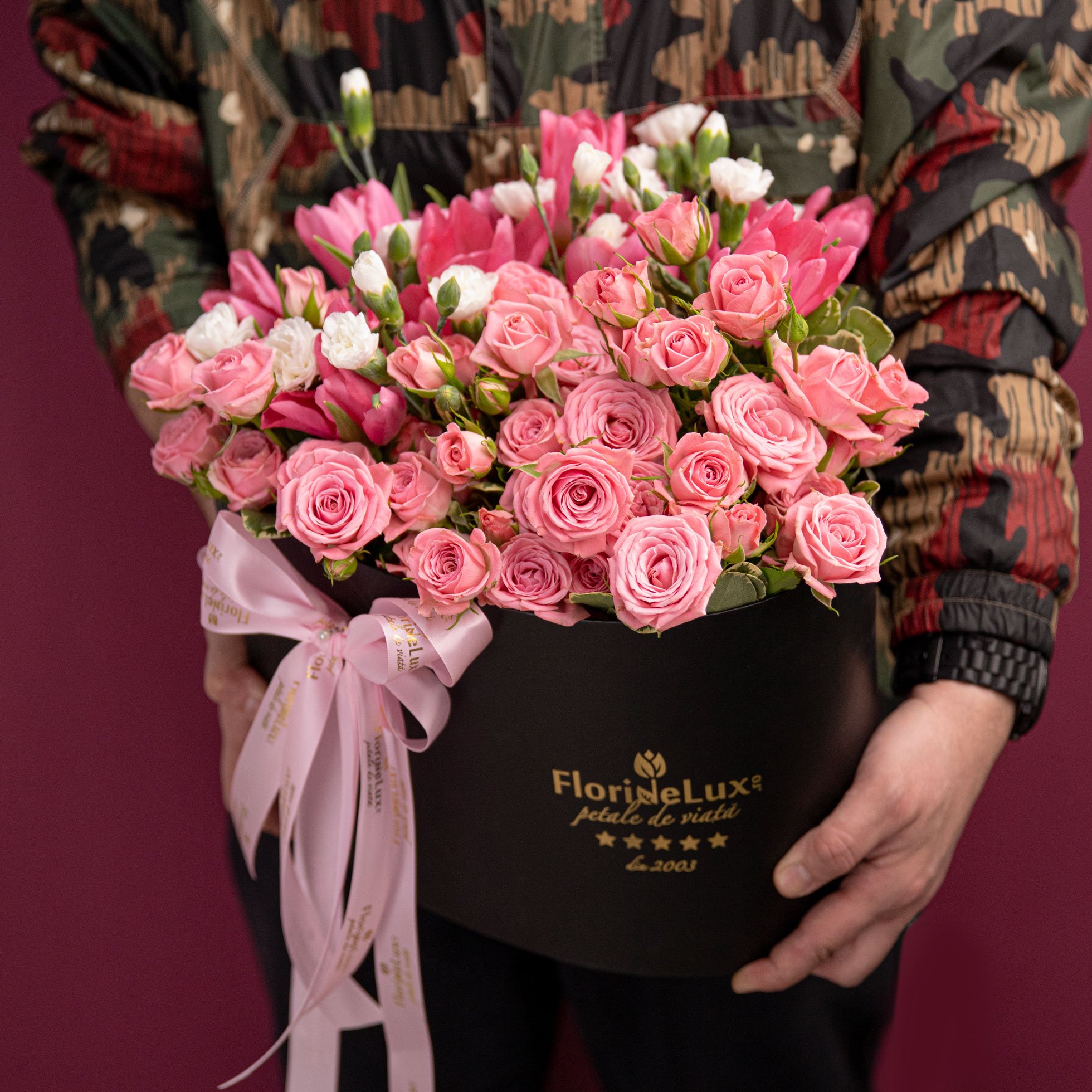 Aranjament floral cutie cu trandafiri si lalele