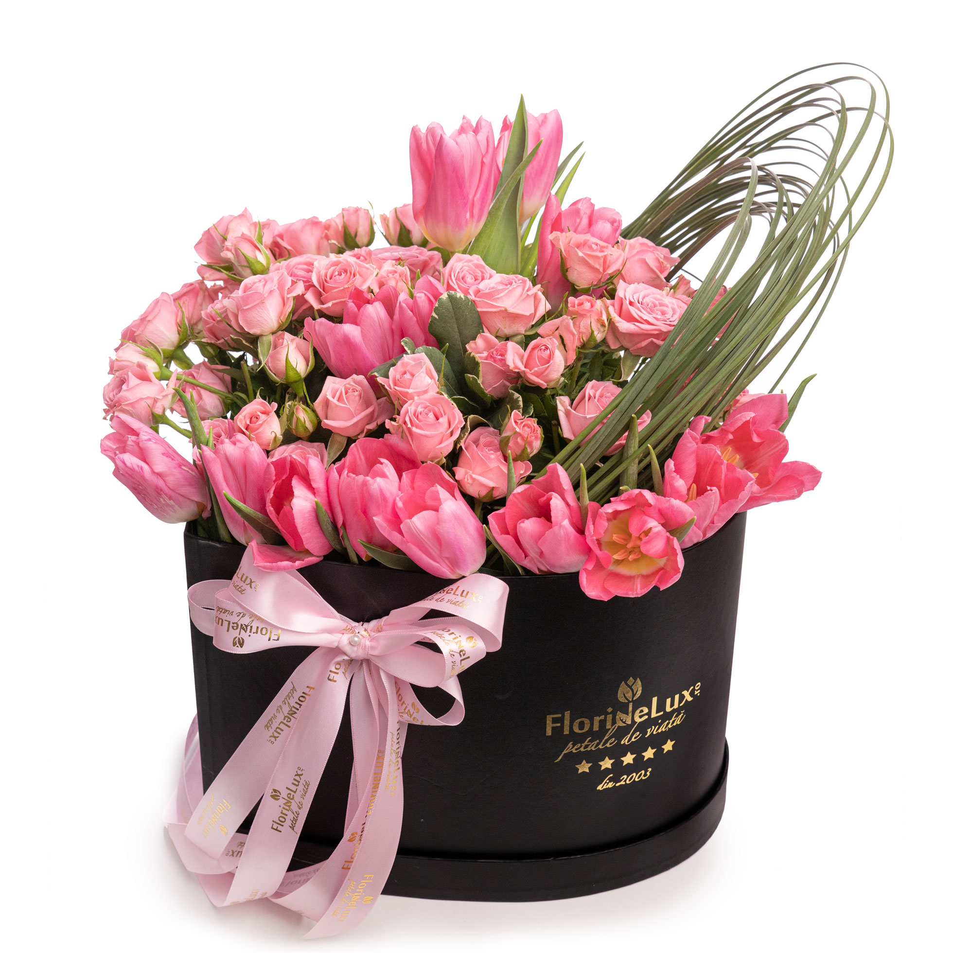 Aranjament floral cu trandafiri si lalele roz