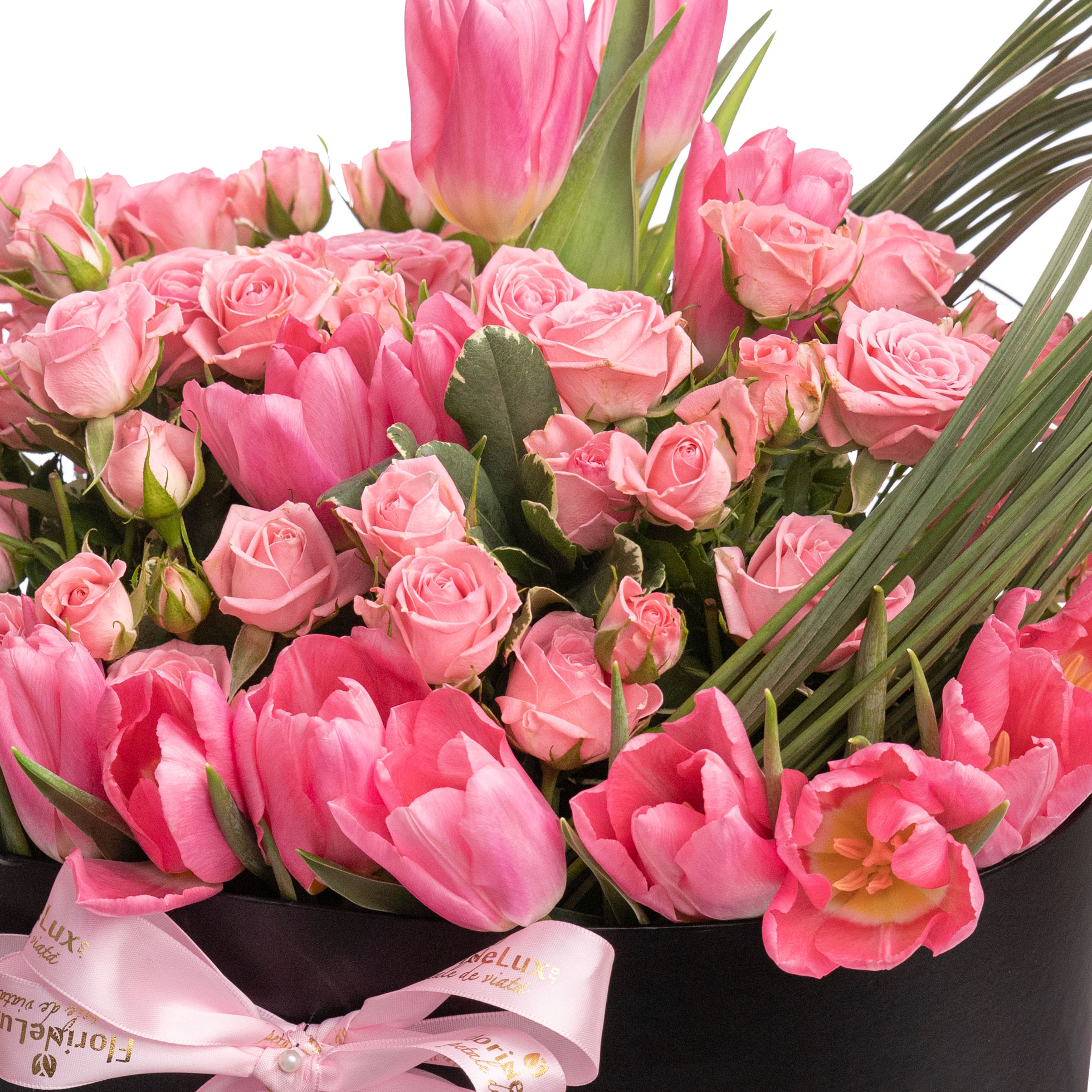 Aranjament floral cu trandafiri si lalele roz
