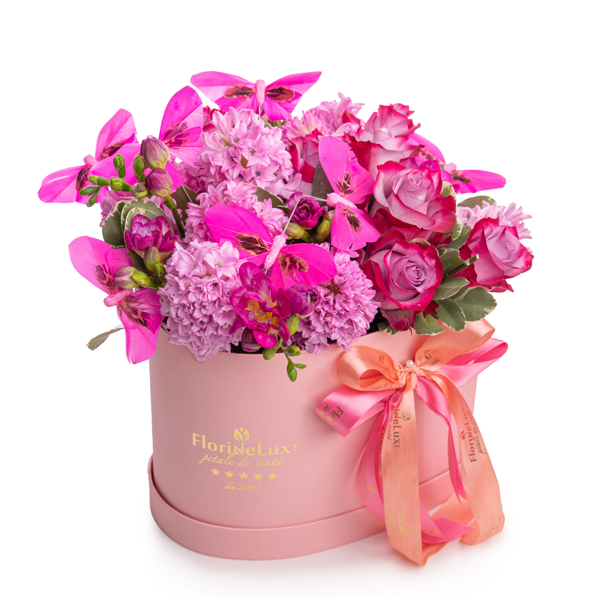 Aranjament floral cu flori roz si accesorii