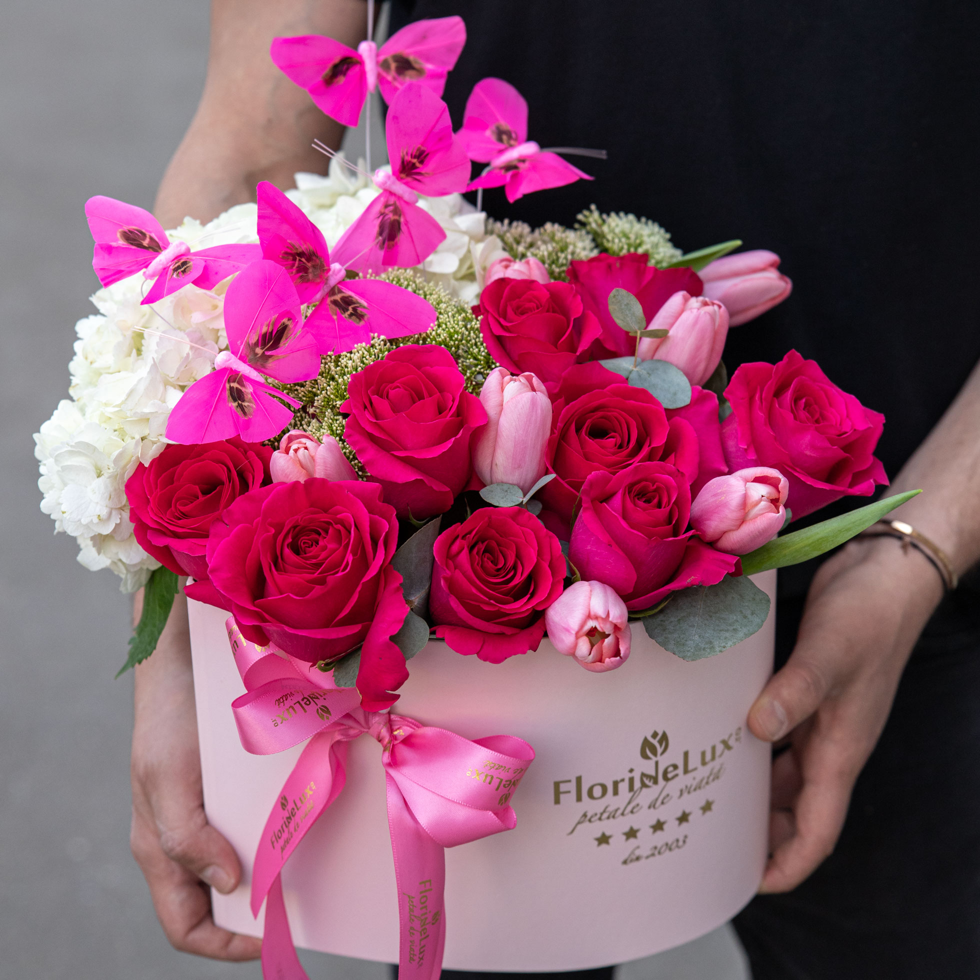 Aranjament floral in cutie cu trandafiri, lalele si hortensie