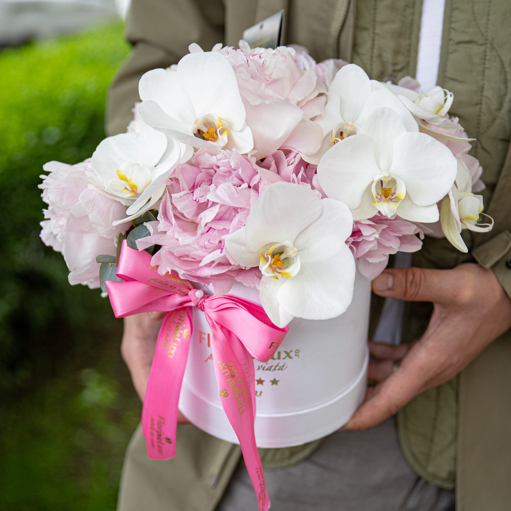 Aranjament floral cu bujori roz si orhidee