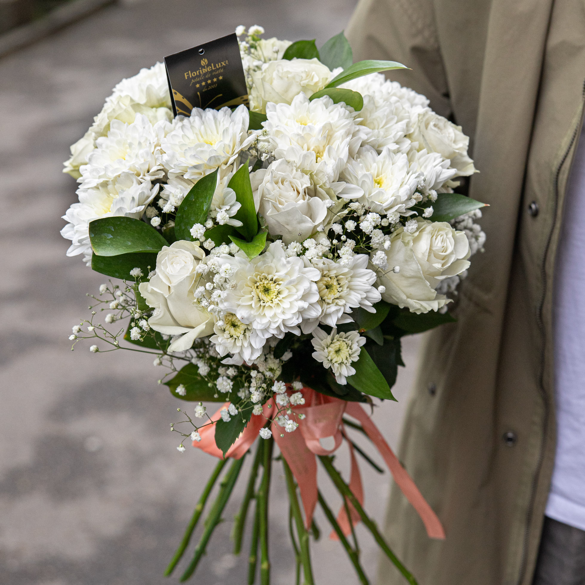 buchet de flori albe, simplu, clasic