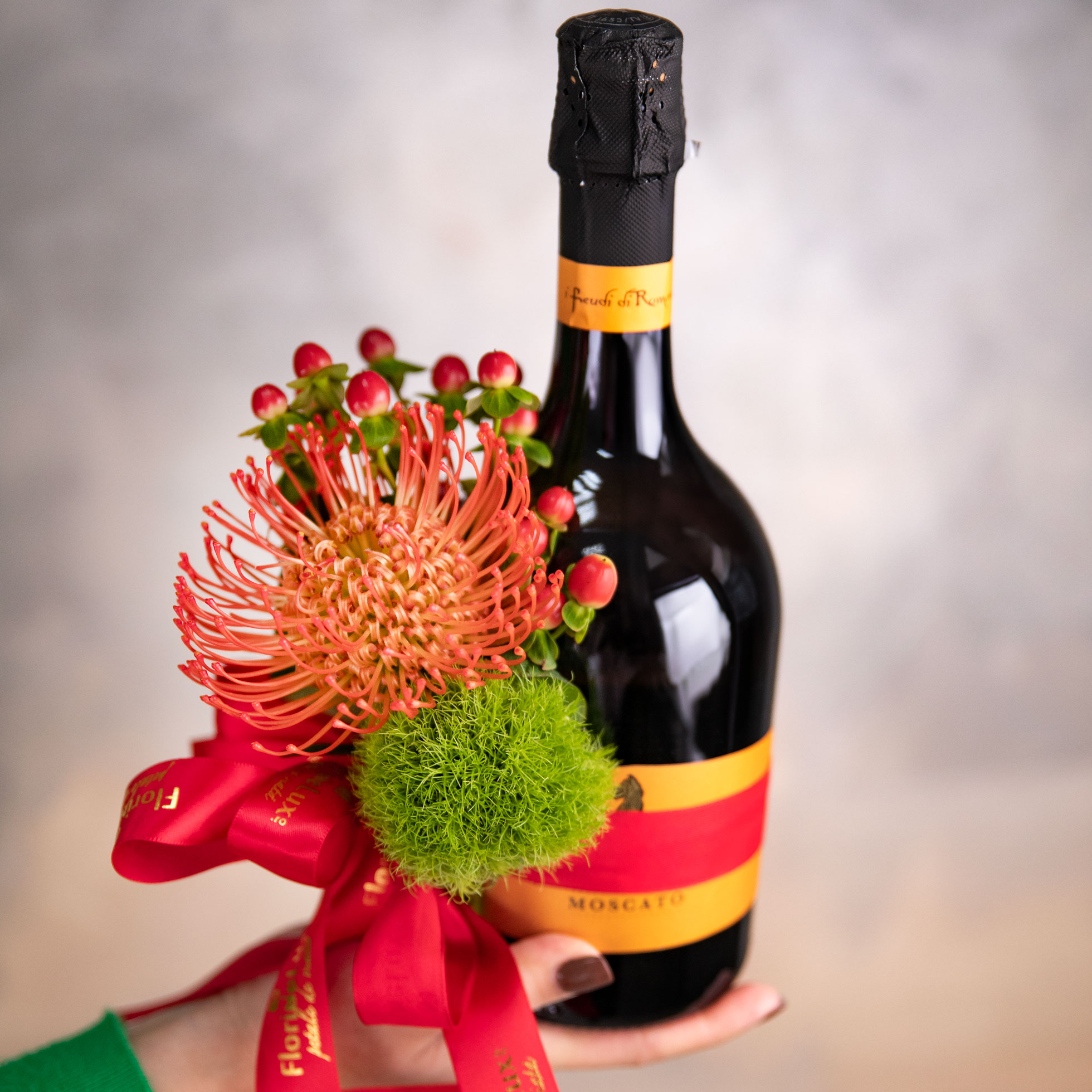 Vin spumant decorat cu flori exotice