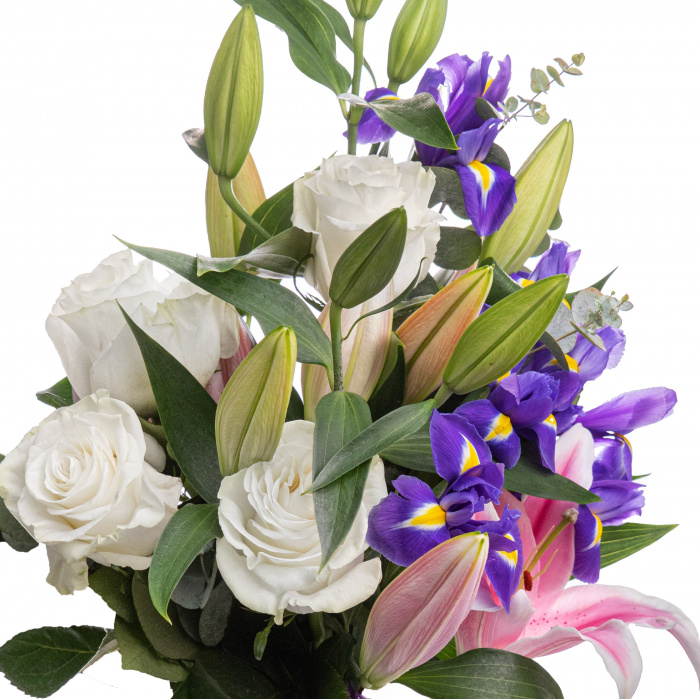 Buchet din crini, trandafiri albi si irisi – imaginea 2