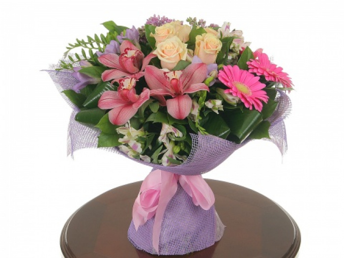 Buchet de primavara din orhidee imperiala si gerbera – imaginea 1