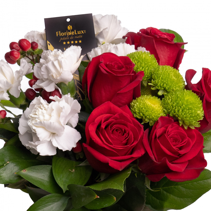 Buchet din trandafiri, hypericum, santini si garoafe – imaginea 2
