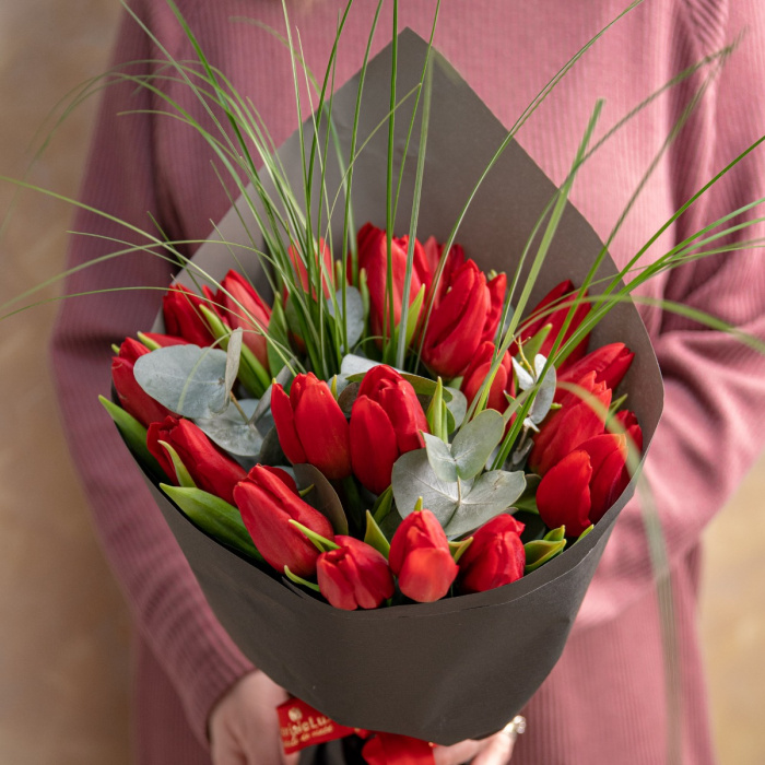 Buchet romantic lalele rosii