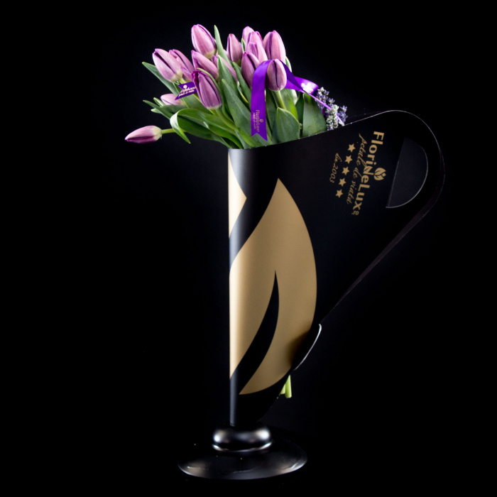 Lalele mov de lux cu lavanda proaspata