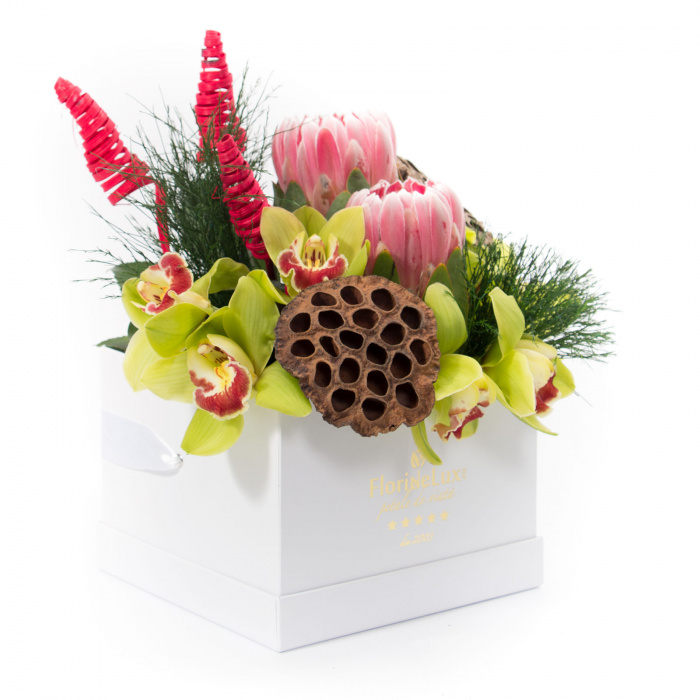 Aranjament floral exotic in cutie de lux – imaginea 1