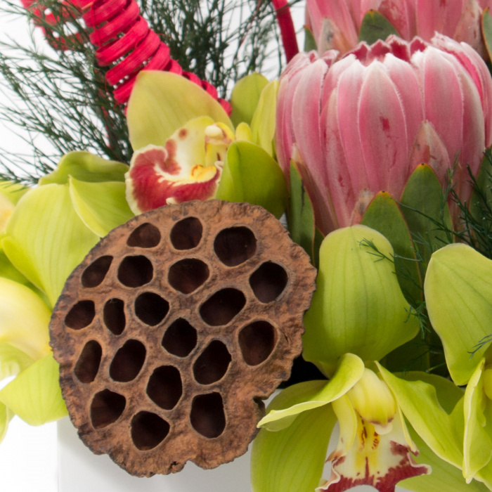 Aranjament floral exotic in cutie de lux – imaginea 2