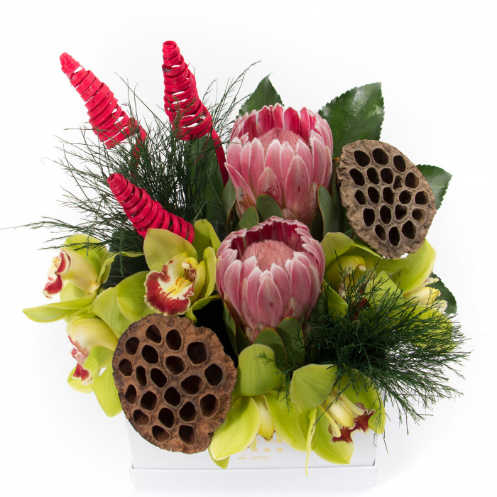 Aranjament floral exotic in cutie de lux – imaginea 3