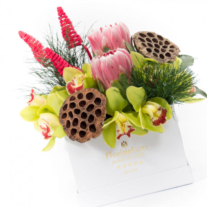 Aranjament floral exotic in cutie de lux – imaginea 4