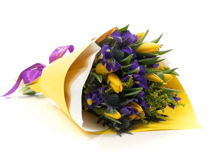 Buchet irisi si lalele galbene – imaginea 1