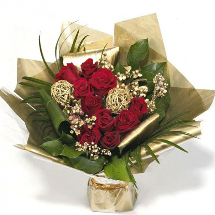 Buchet din 11 trandafiri rosii, aster, aspedistra – imaginea 1