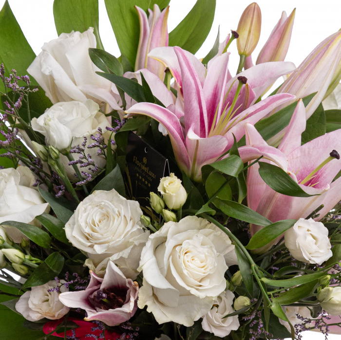 Buchet trandafiri albi si crini speciali – imaginea 2