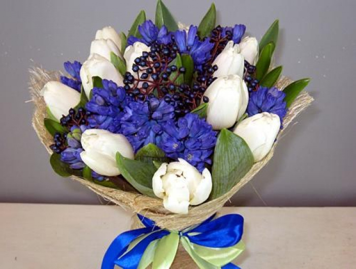 Buchet delphinium si lalele albe – imaginea 1