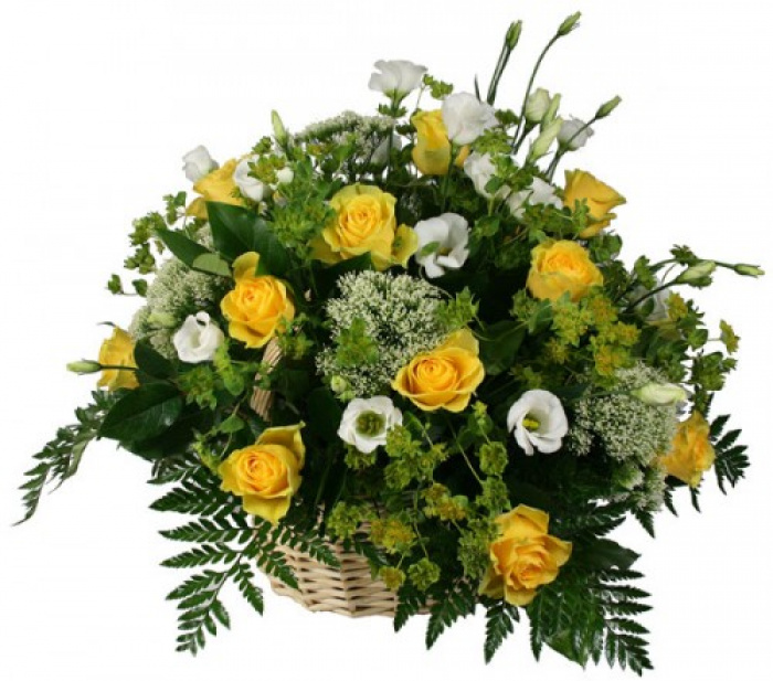 Cos cu flori: trandafiri, lisianthus, trachelium