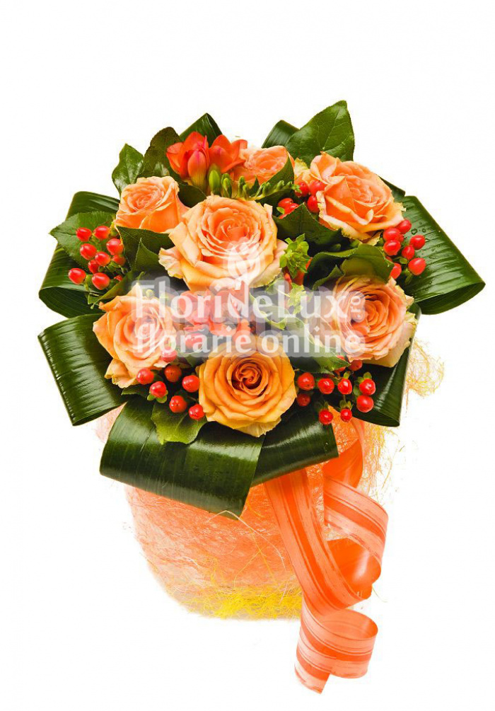 Buchet trandafiri, hypericum si frezii