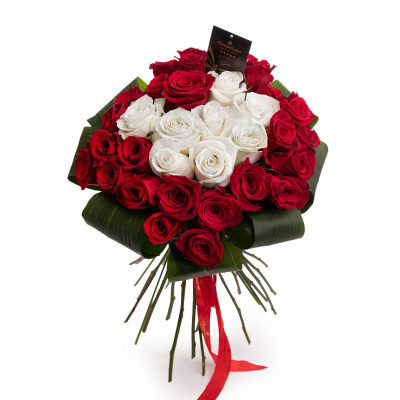 Buchet trandafiri rosii si albi