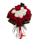 Buchet trandafiri rosii si albi – Premium