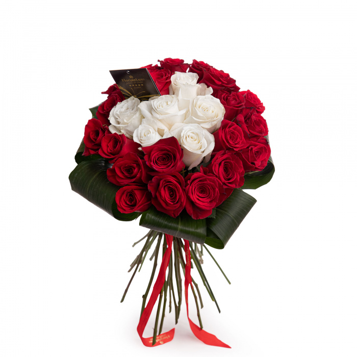 Buchet trandafiri rosii si albi – imaginea 1