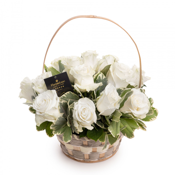 Cos trandafiri albi eleganti – imaginea 1