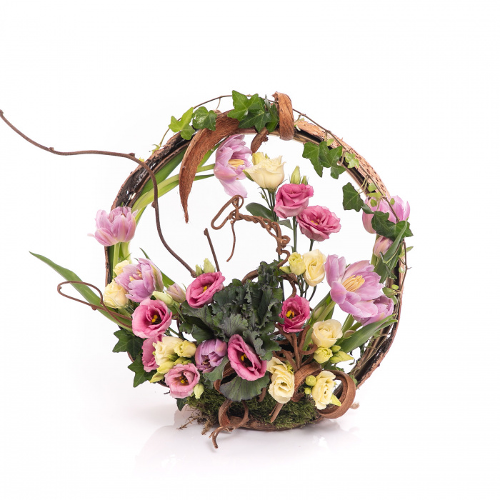 Aranjament flori naturale si scoarta de copac – imaginea 2