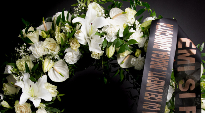 Coroana funerara din crini – imaginea 3