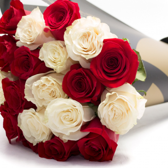 Buchet de lux trandafiri albi si rosii – imaginea 2