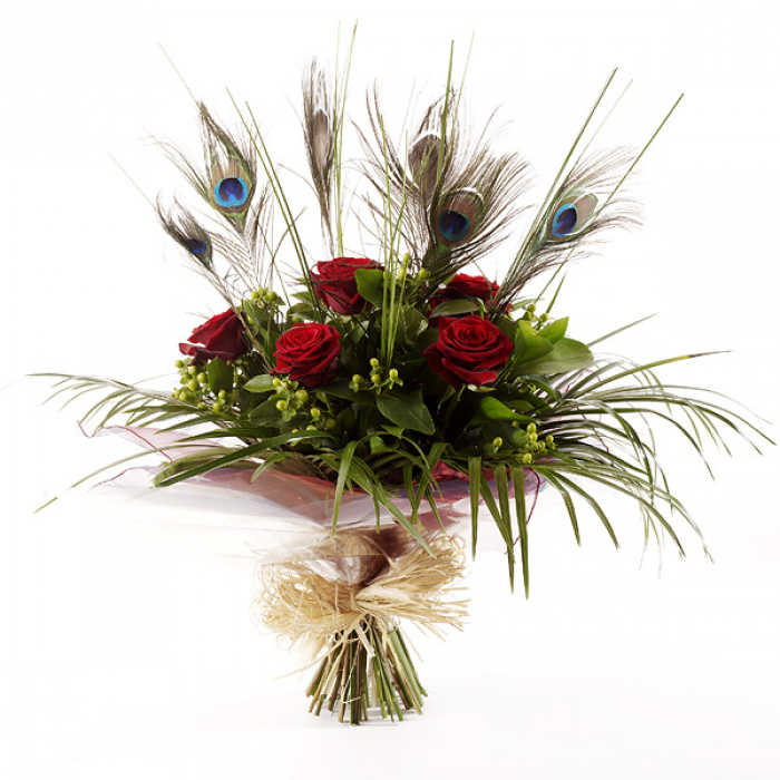 Buchet de trandafiri cu pene de paun – imaginea 1