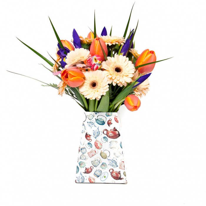 Gerbera, lalele si hypericum in Promo Flowers