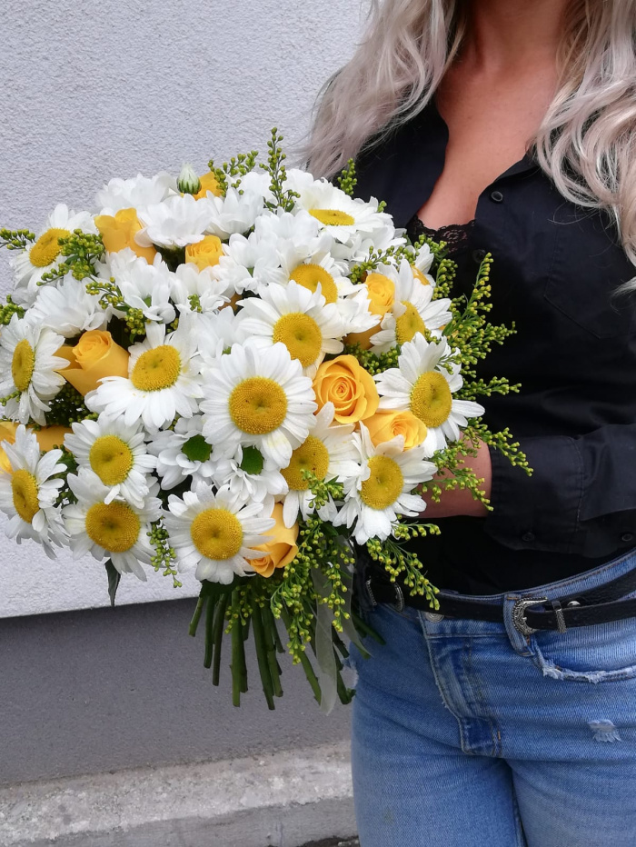 Margarete albe si trandafiri